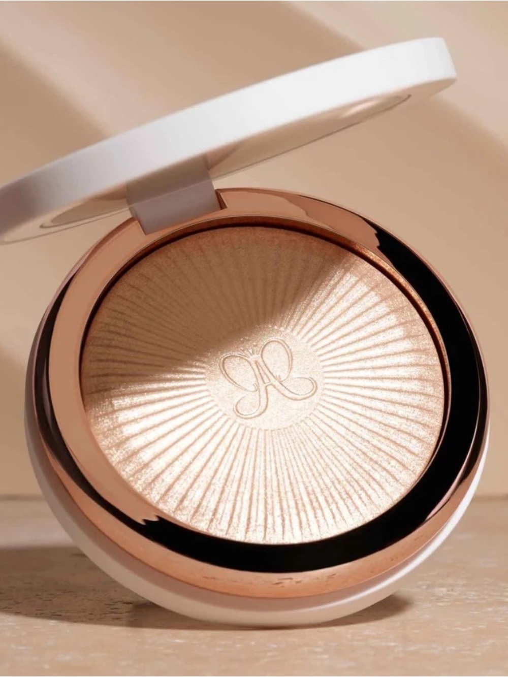 Anastasia Beverly. Hills Glow Seeker Highlighter in the shade Sun Idol